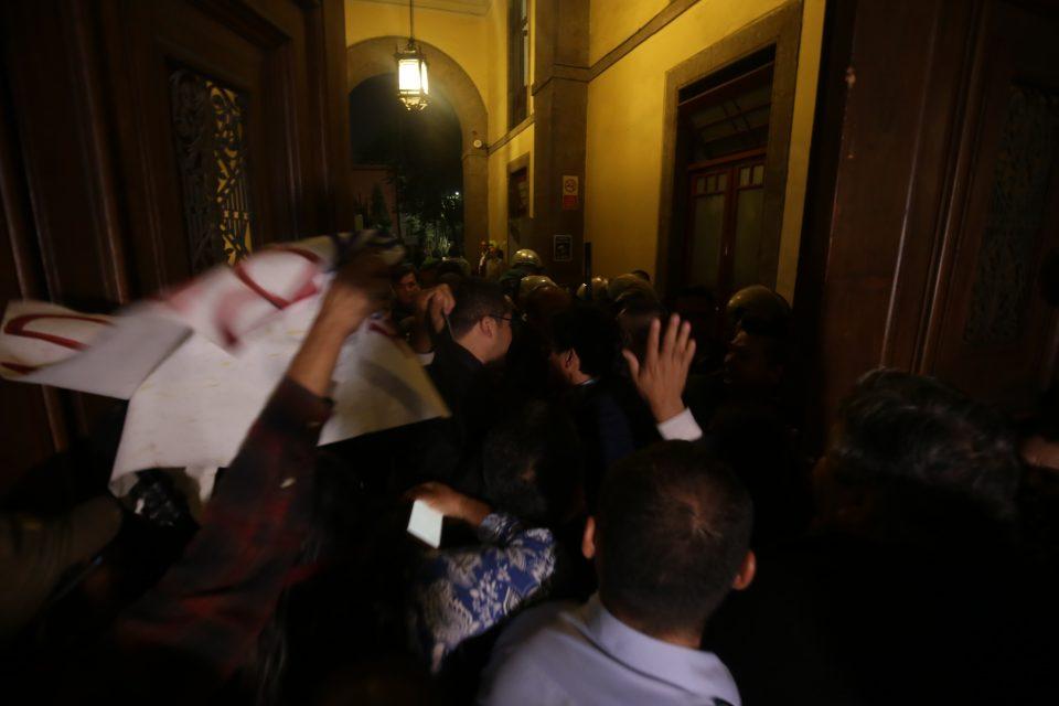 Comerciantes bloquean accesos a Palacio Nacional; “se pasaron, tache”, los regaña AMLO