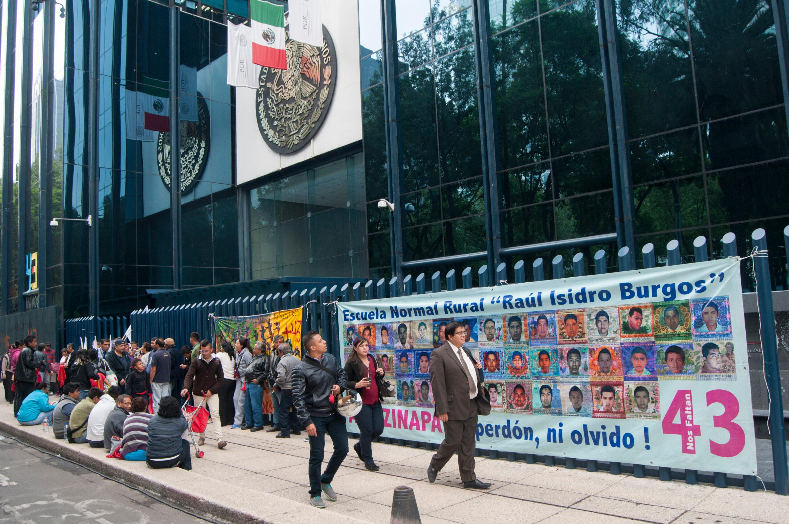 Tras informe de CNDH sobre Julio César, padres de Ayotzinapa temen que policías sean liberados