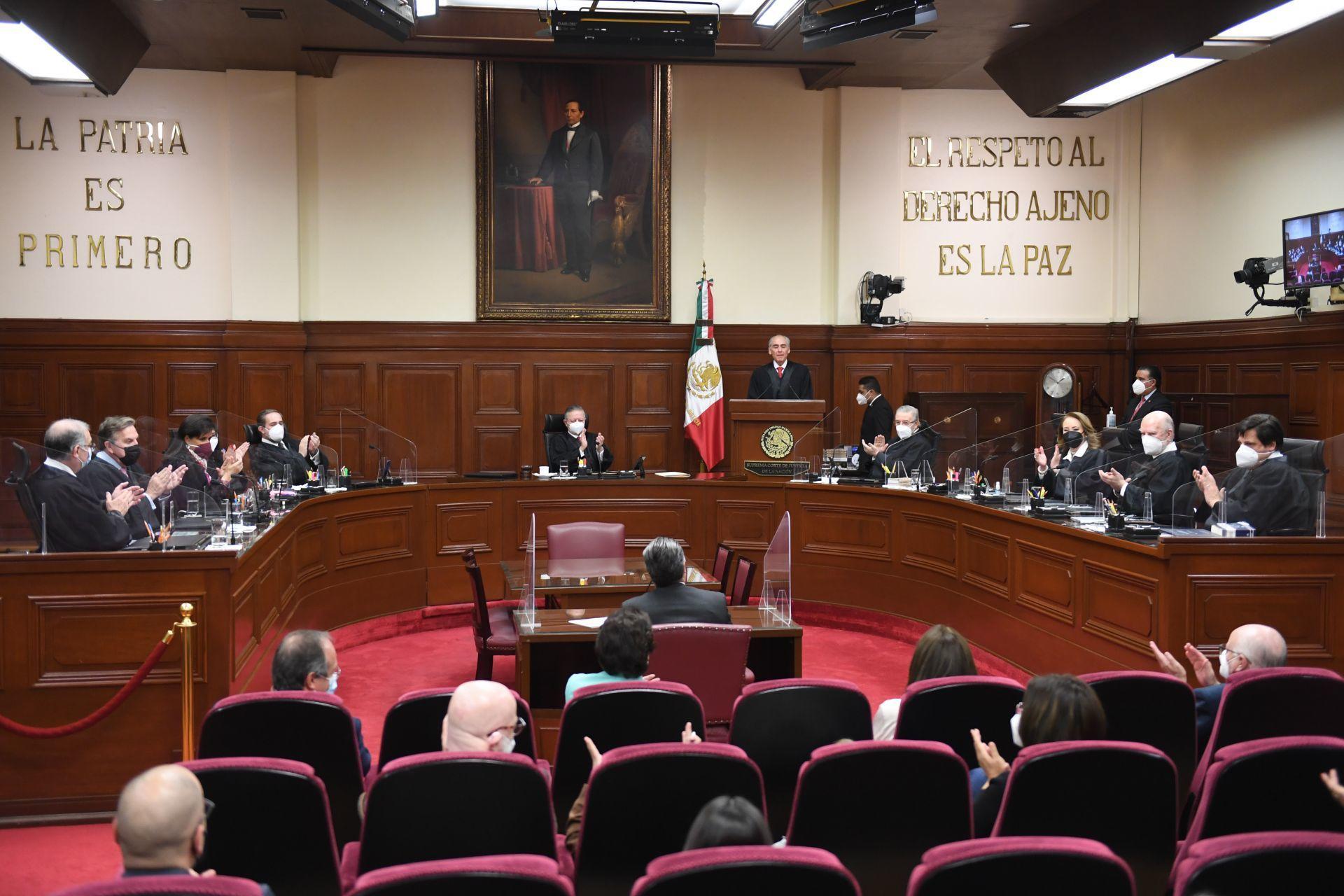 Corte admite controversia de AMLO contra el INE sobre revocación de mandato