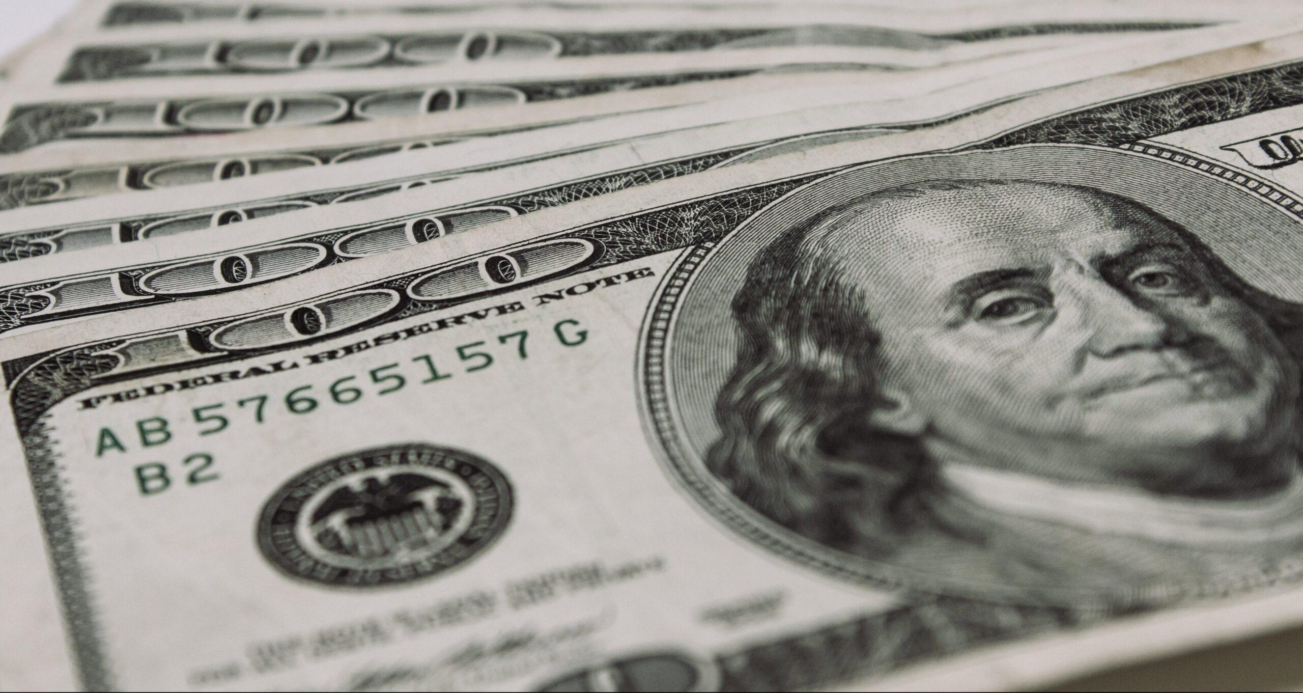 Banxico hace un segundo esfuerzo para salvar al peso; el dólar se vende en 21.36