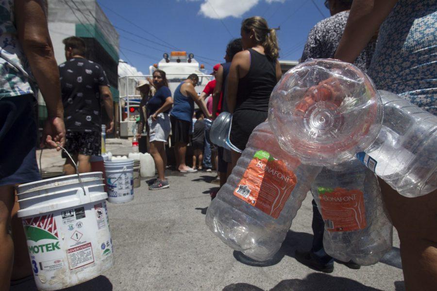 En fotos: En pipas y ríos, habitantes de Monterrey buscan abastecerse de agua
