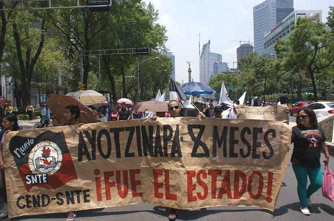 Gobierno intentó dividirnos ofreciéndonos dinero y casas: papás de Ayotzinapa