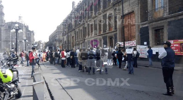 Maestros de la CNTE protestan frente a la SEP y queman figuras de Gordillo y Nuño