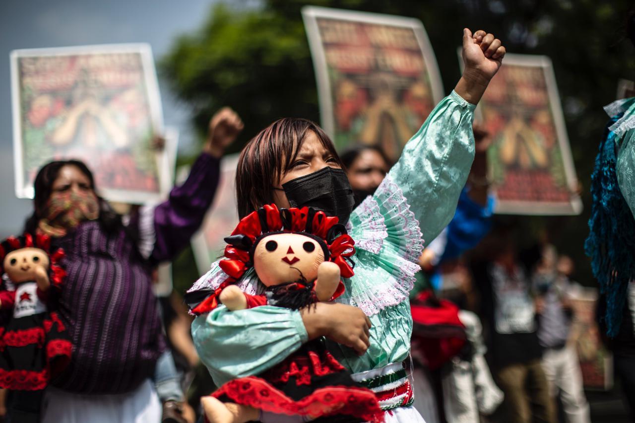 ‘No nos conquistaron, existimos porque resistimos”: delegación zapatista marcha en CDMX