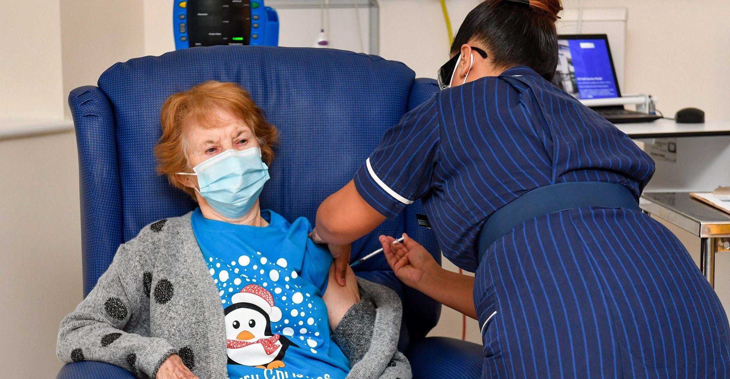 Una mujer adulta mayor, la primera en recibir la vacuna en Reino Unido