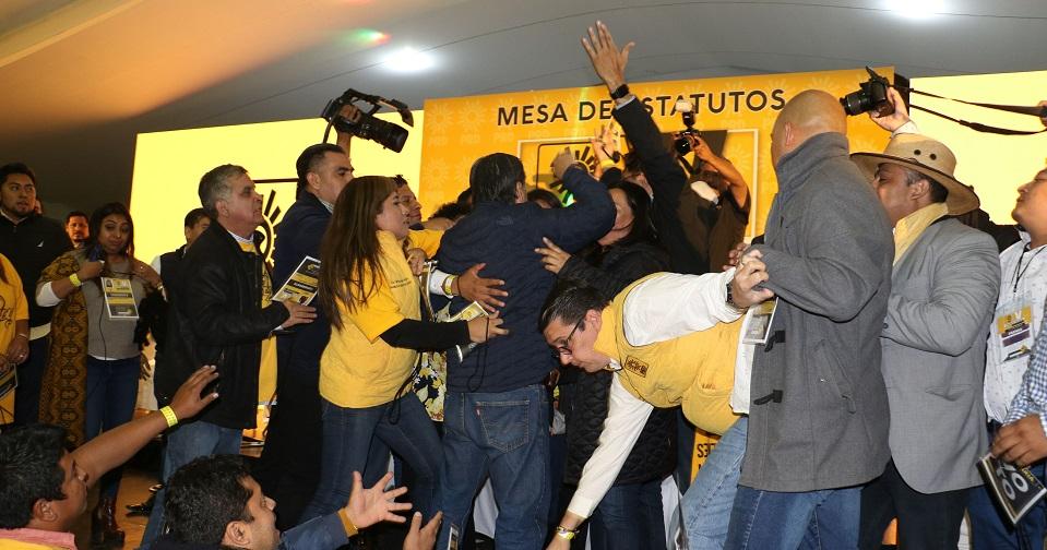 Peleas y una renuncia marcan Congreso del PRD; el partido agoniza, reconoce Juan Zepeda