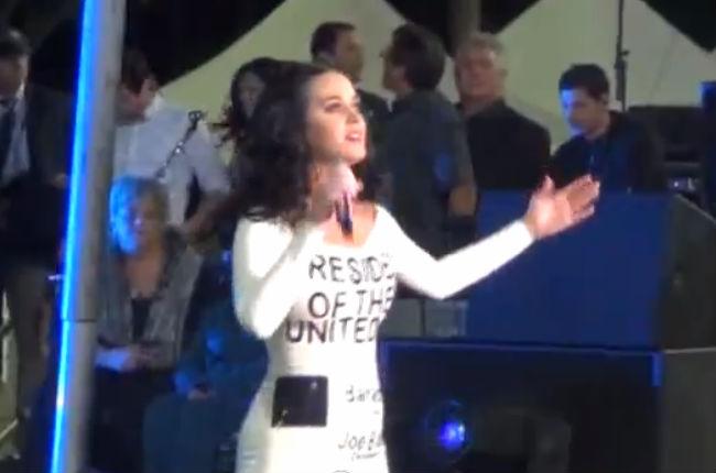 Le votan el vestido a Katy Perry [video]