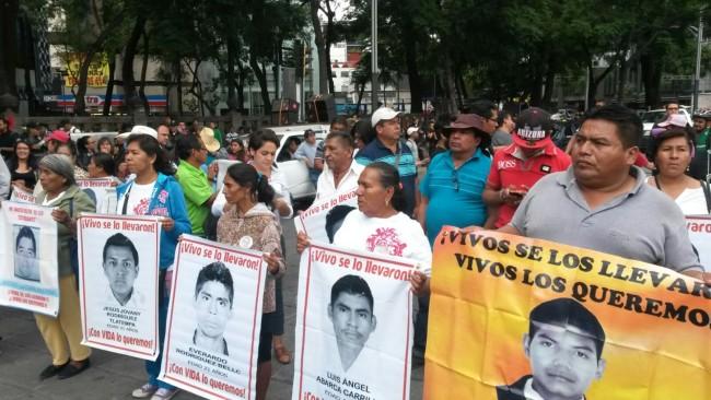 A casi un año de la desaparición, padres de Ayotzinapa viajarán a EU para pedir ayuda del Papa