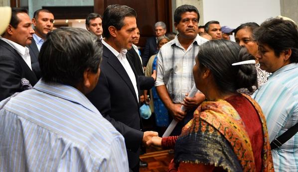 Peña ofrece a papás de Ayotzinapa crear fiscalía para búsqueda de desaparecidos