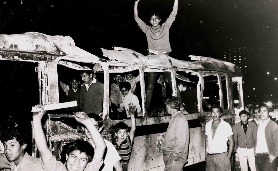 1968: La policía cerca el barrio universitario; cientos de estudiantes permanecen encerrados
