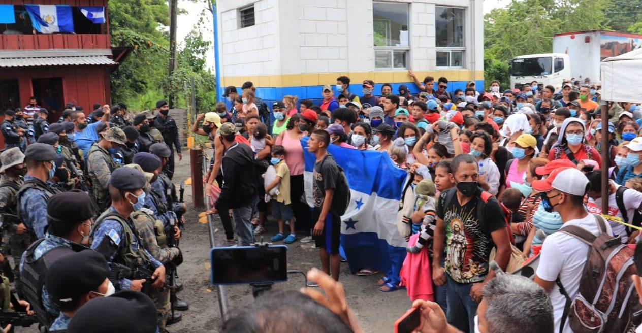 Caravana migrante: más de mil ingresan en Guatemala pese a barrera policial 