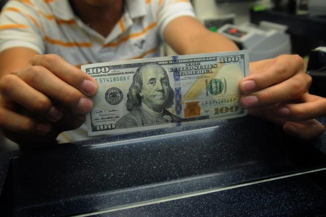 Bancos venden el dólar en 17.57 pesos; sube dos centavos