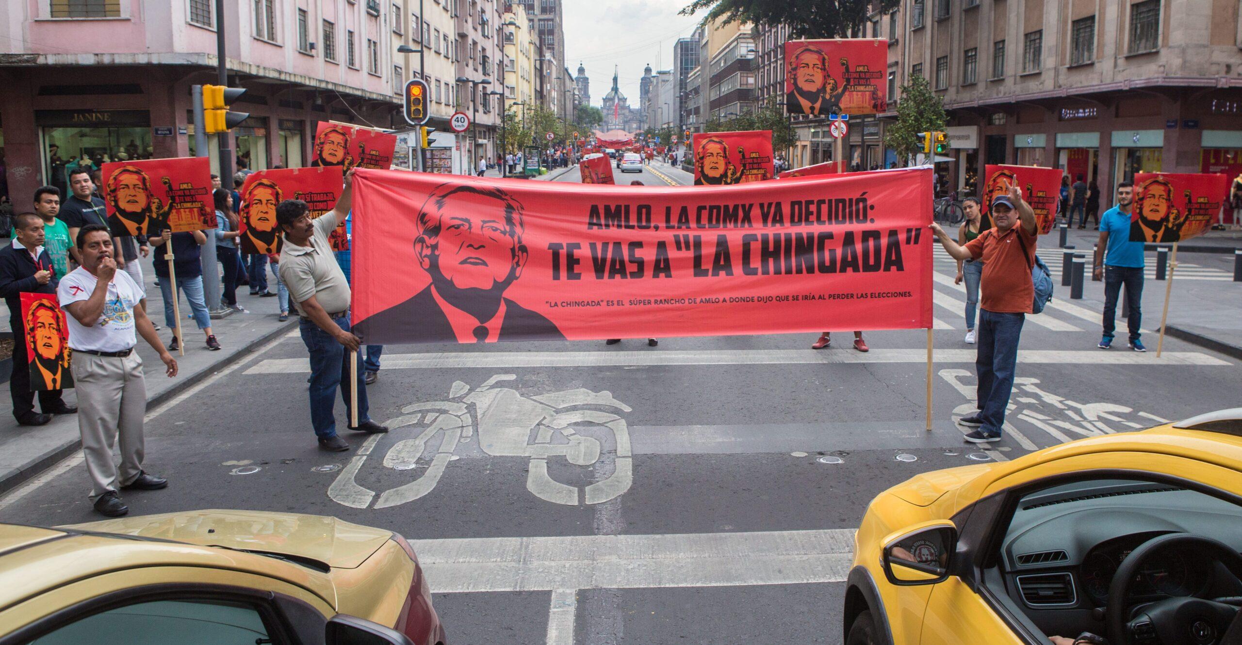 Trabajadores sindicalizados del gobierno de la Ciudad protestaron contra AMLO afuera del debate