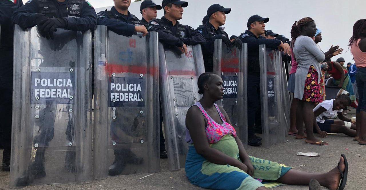 Migrantes africanos bloquean acceso a Estación Migratoria en Chiapas, acusan abandono de autoridades