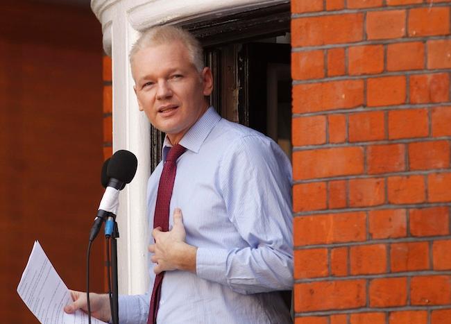 Assange rompe con The Guardian y se va al Daily Telegraph