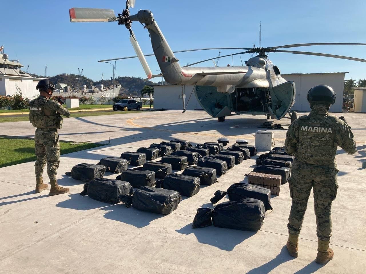 Tras una persecución, Semar asegura 731 kilos de cocaína en playa de Michoacán
