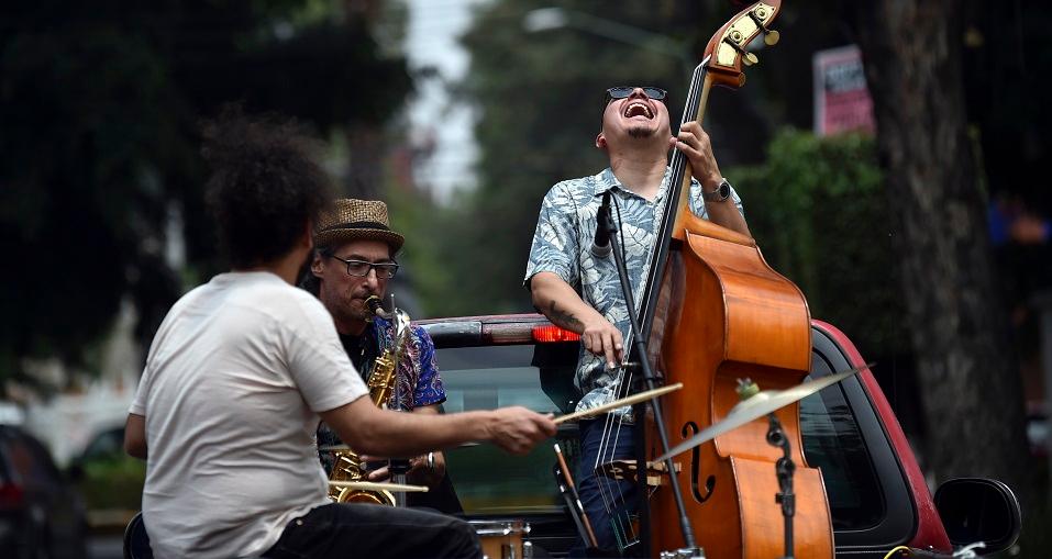 Jazz sobre ruedas: músicos dan conciertos rodantes ante la epidemia