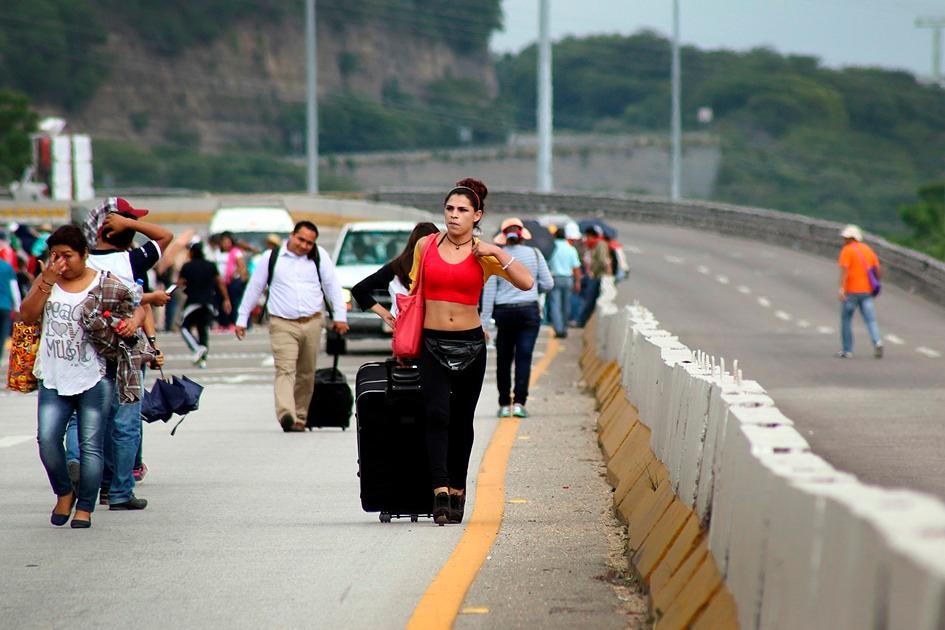 Manifestantes de la CNTE liberan accesos a aeropuerto en Chiapas tras 12 horas de bloqueo