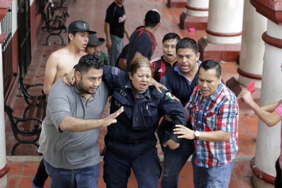 Liberan a 7 policías que habían sido retenidos en Chiapa de Corzo, tras visita de Peña Nieto