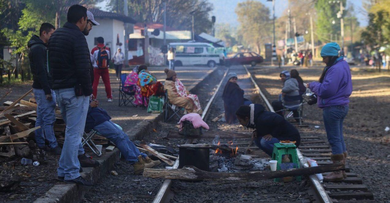 Maestros de la CNTE bloquean vías del tren en Michoacán; reclaman mejores condiciones laborales
