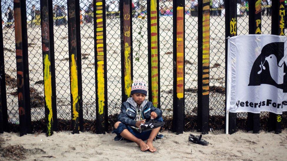 Cómo el gobierno de Estados Unidos perdió el rastro de casi 1,500 niños inmigrantes