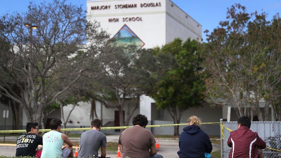 Cuatro oficiales armados evitaron intervenir en masacre en Florida