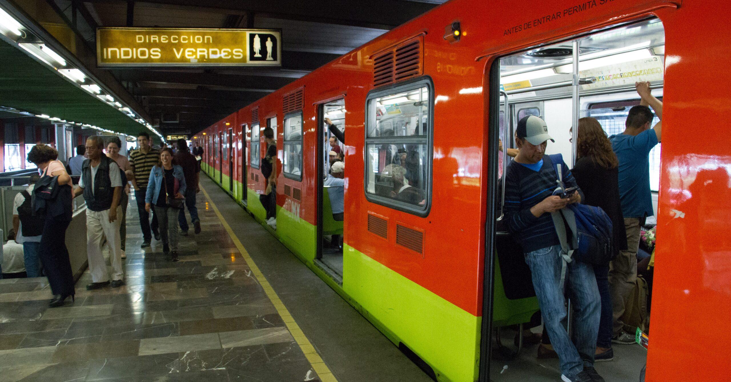 Sin dinero suficiente y con trenes obsoletos, el Metro de la Ciudad de México cumple 50 años