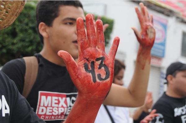 Édgar tiene el rostro desfigurado por auxiliar a los heridos de Ayotzinapa