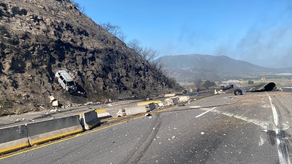 Explosión de pipa de gas en autopista Tepic-Guadalajara deja al menos 14 muertos