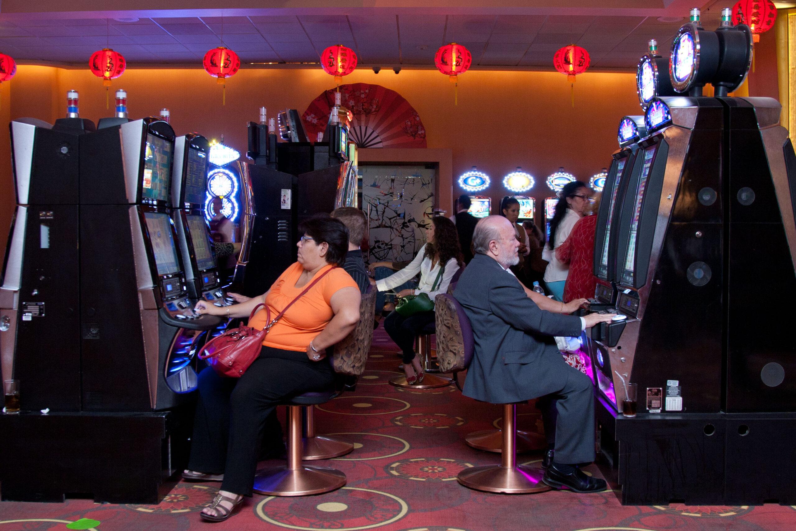 Irrumpe grupo armado en casino de Morelia