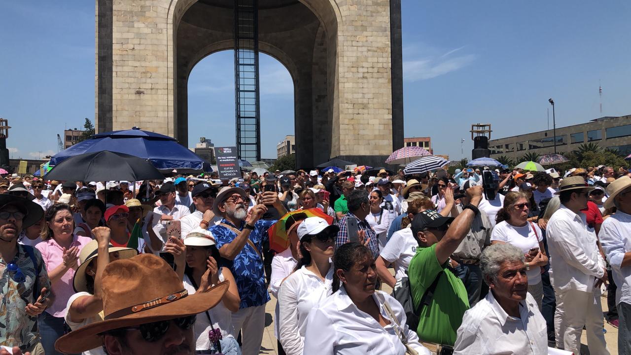 Un puñado de chalecos verdes y camisas blancas marchan contra López Obrador