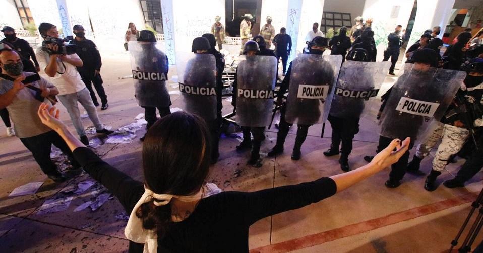 Mujeres detenidas durante protesta en Cancún denuncian agresiones sexuales de los policías