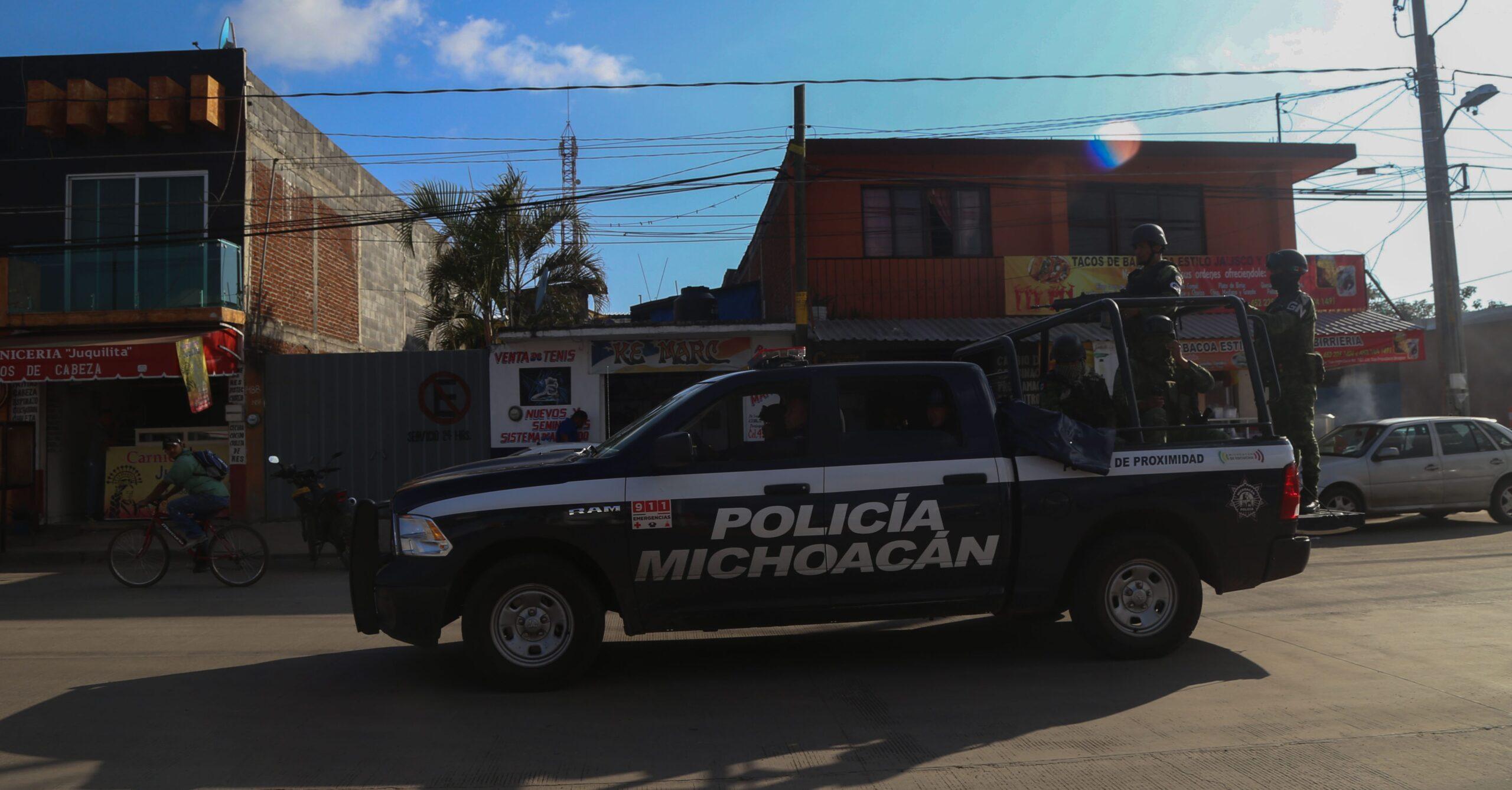 Queman vehículos y cierran carreteras para evitar detención de líder criminal en Michoacán