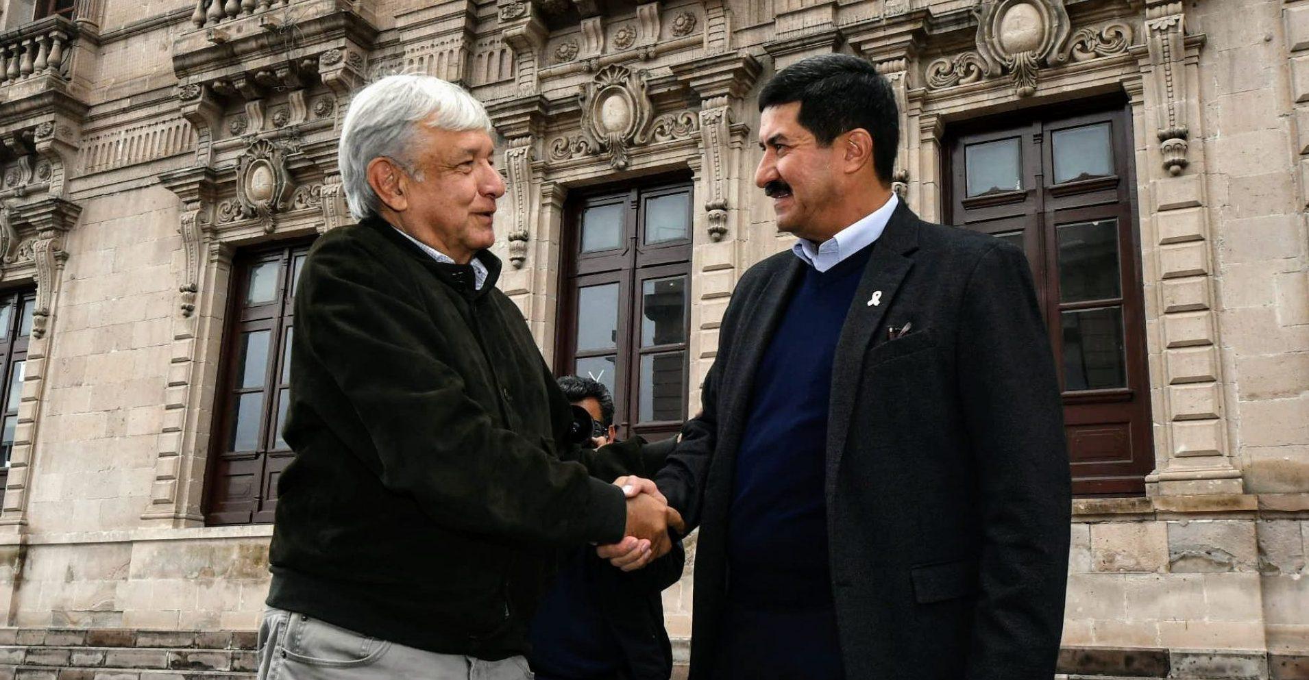 AMLO culpa a exgobernadores de Chihuahua de organizar el mitin en presa; Corral dice que está malinformado