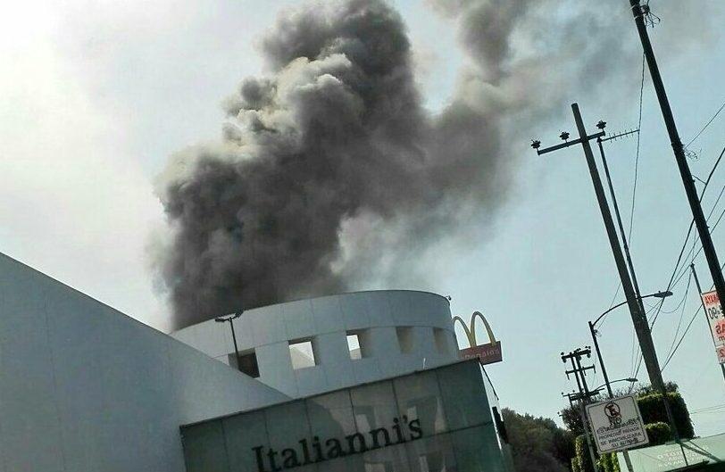 Desalojan Plaza Universidad por incendio en un restaurante
