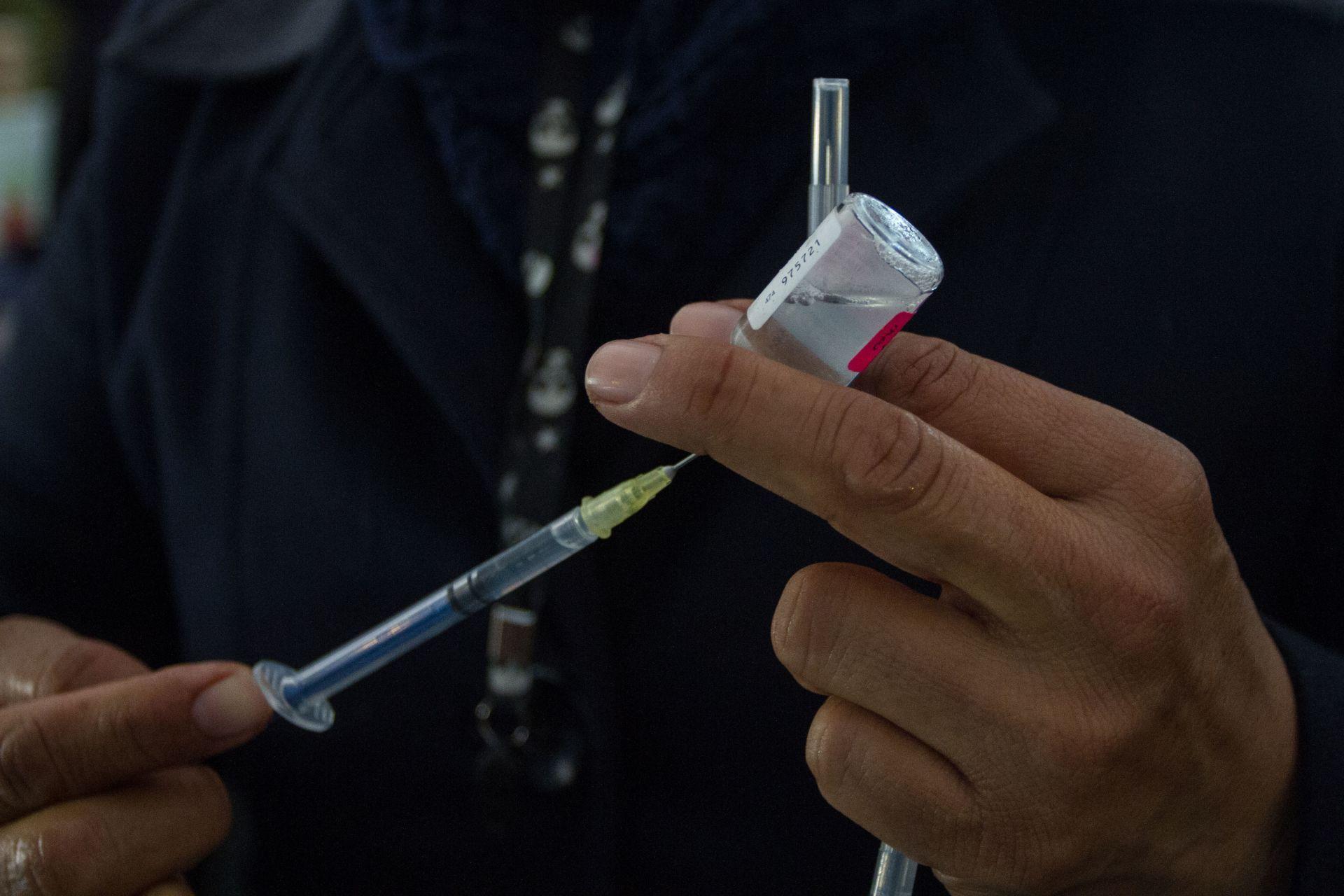 México arranca vacunación masiva con la llegada de 400 mil dosis