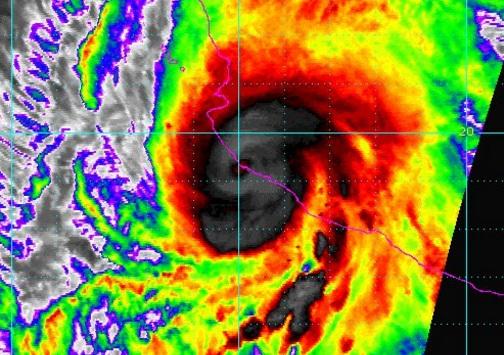 Huracán Patricia se degrada a categoría 4; prevén que mañana se debilite a tormenta tropical