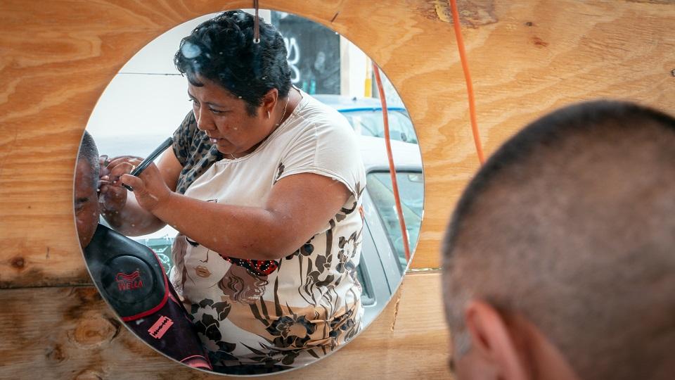 A un año del sismo, Xóchitl sigue cortando el cabello en la banqueta