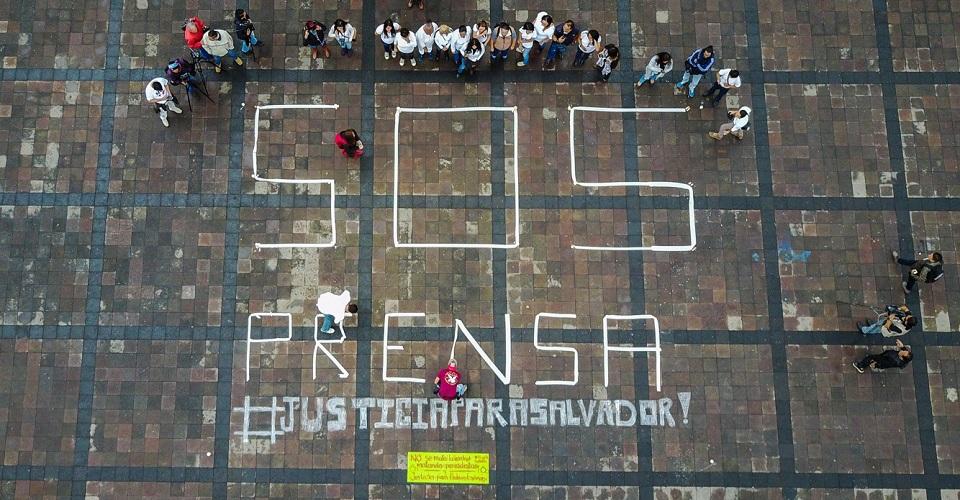 Gobierno de Peña deja sin recursos de protección a 727 periodistas y defensores, acusan activistas