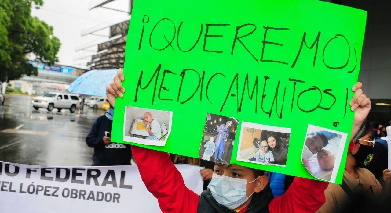 Levantan bloqueo en AICM por medicamentos de niños con cáncer; gobierno dice que ya se abastecieron