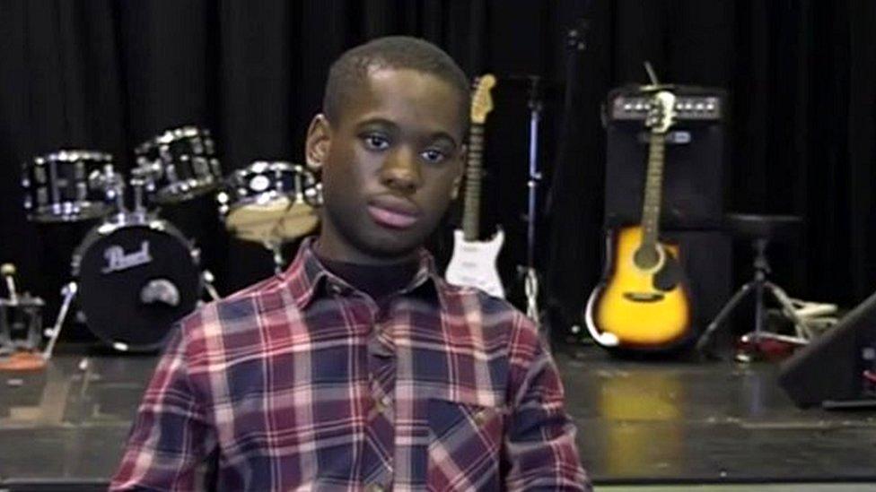 El adolescente de 17 años con autismo que “hace música con su mente” y compone sinfonías