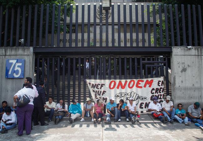 Acusan a maestros disidentes de secuestro; los encarcelan en penales de máxima seguridad