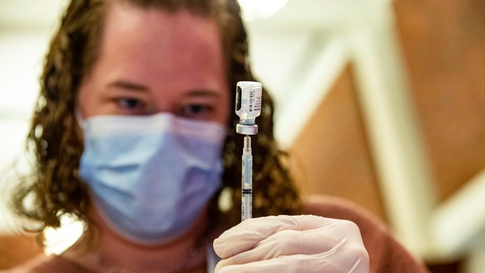 Pfizer comienza ensayos clínicos de vacuna contra ómicron