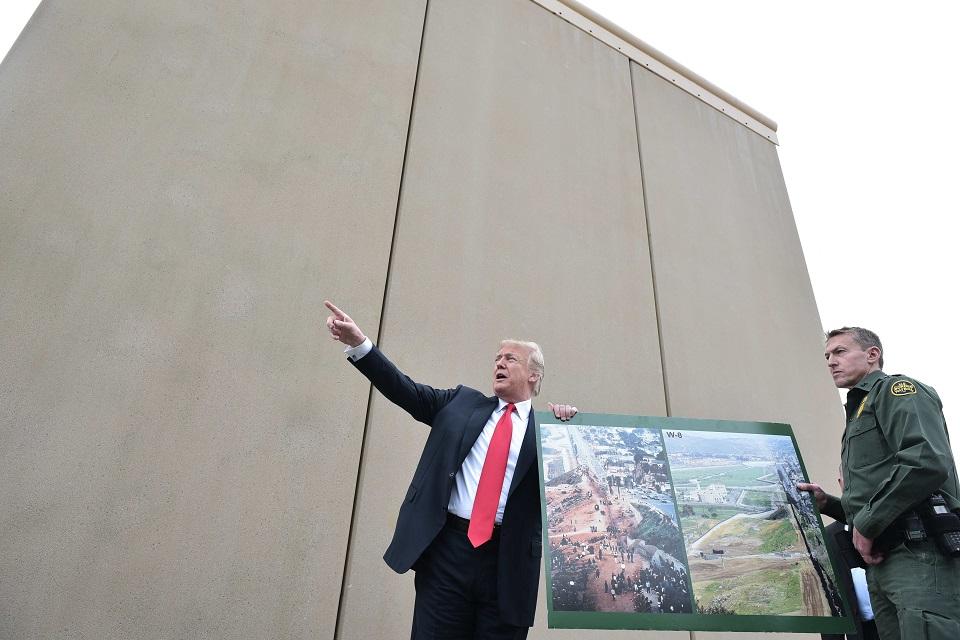 Trump visita la frontera para revisar ocho modelos del muro; sin él habría caos, asegura