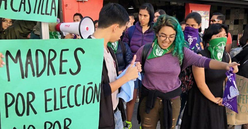 Estudiantes protestan contra evento provida en Universidad Autónoma de Puebla