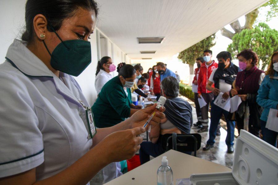 México inicia la semana con 140 casos de COVID-19 y 5 fallecimientos; autoridades refuerzan vacunación