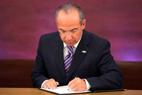 Calderón firma decreto de Reforma Laboral