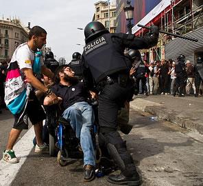 Policía desaloja acampada en Barcelona; hay 121 heridos; vuelven a tomar la plaza