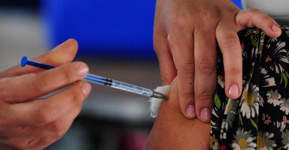 Salud reconoce 221 mil muertes por COVID; aplican más de 727 mil vacunas en un día