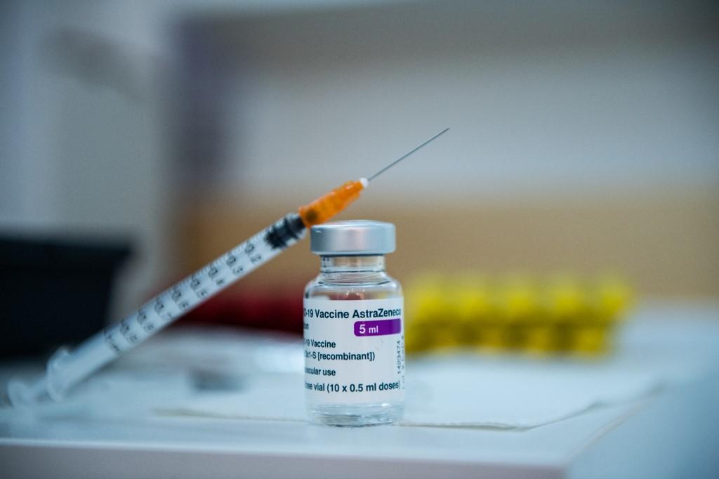 Alergias graves, posibles efectos secundarios de vacuna AstraZeneca, dice la Unión Europea